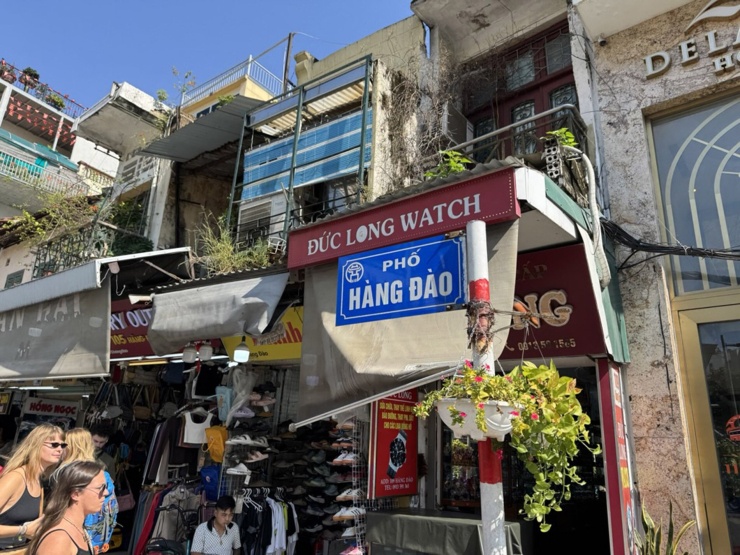 Nhà mặt phố cổ Hà Nội được rao bán với giá từ vài chục tỷ đến gần 200 tỷ đồng một căn. Ảnh: D.Anh
