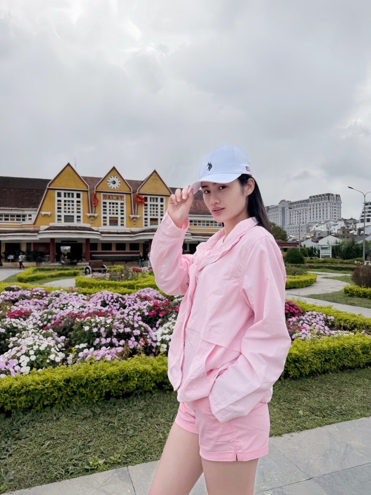 Ảnh sao 14/7: Hoa hậu Thùy Lâm được khen 'như sinh viên' ở tuổi 39 - 9