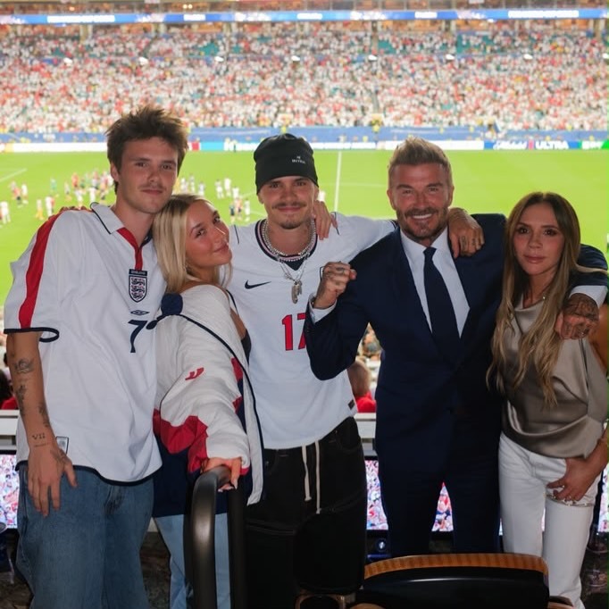 Vợ chồng Becks - Vic và ba con trên khán đài sân vận động Miami tối 11/7. Ảnh: Instagram