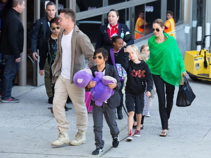 Brad Pitt và Angelina Jolie bên các con khi còn nhỏ. Ảnh: GC