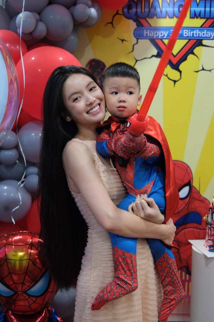 Ảnh sao 15/7: Lê Giang bế con gái Lê Lộc đi tiệc - 10