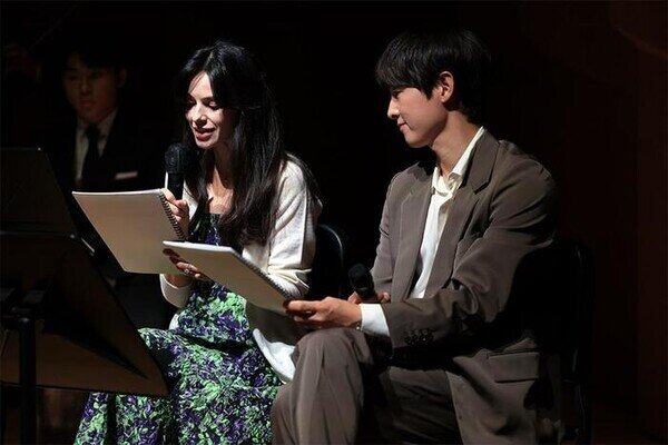 Song Joong Ki và vợ trong sự kiện hồi tháng 4. Ảnh: Nate