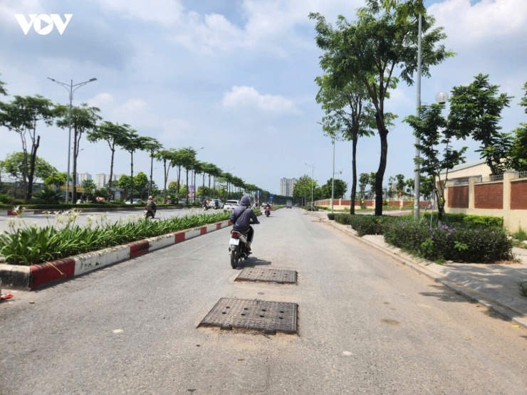 Những nắp cống nhô cao trên đường Phạm Tu tạo thành những cái "bẫy" với người tham gia giao thông, nhất là những khi có mưa, tối trời. Ảnh chụp ngày 14/7.