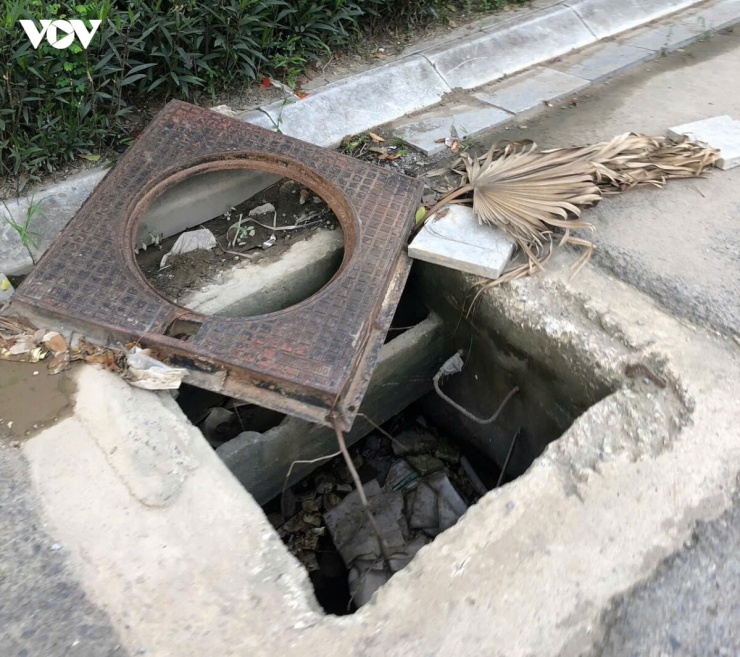 Nắp cống thoát nước bật tung tiềm ẩn nguy cơ mất an toàn giao thông. Ảnh chụp ngày 14/7.