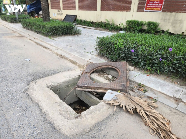 Loạt nắp cống cao, thấp hơn mặt đường không đảm bảo an toàn cho người dân khi đi qua. Ảnh chụp ngày 14/7.
