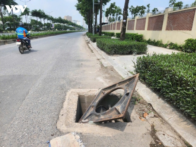 Nắp cống nhô cao trên đường Phạm Tu: Mối nguy rình rập người đi đường