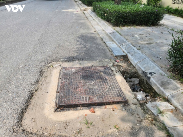 Nắp cống nhô lên giữa đường luôn tiềm ẩn nguy cơ mất ATGT.