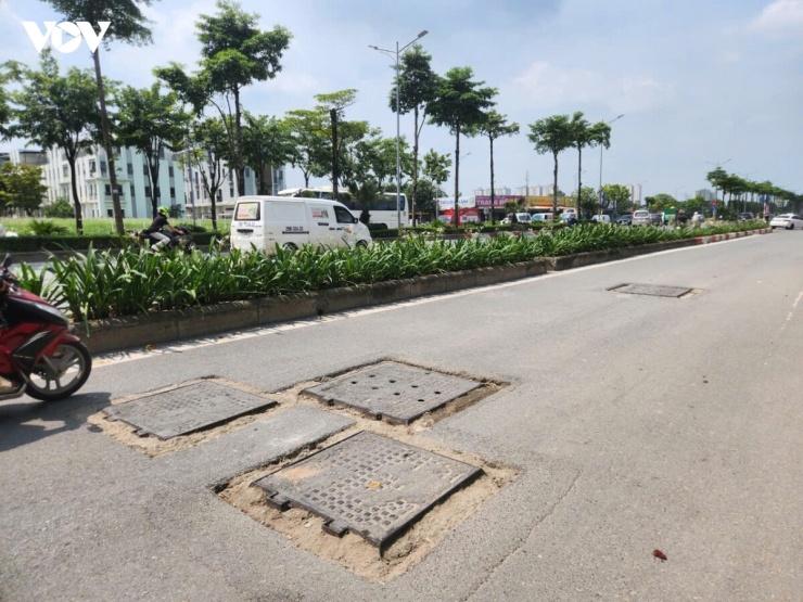 Nắp cống cao hơn mặt đường 5-10cm.