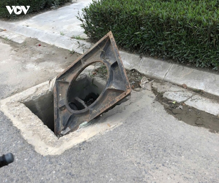 Nắp cống nhô cao trên đường Phạm Tu đe dọa an toàn giao thông.
