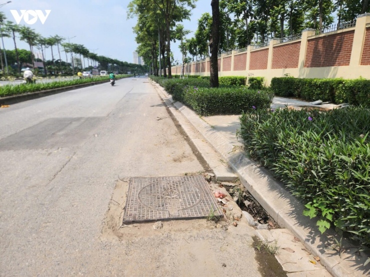 Đường Phạm Tu xuất hiện hàng loạt nắp cống nhô cao, tiềm ẩn nguy cơ tai nạn