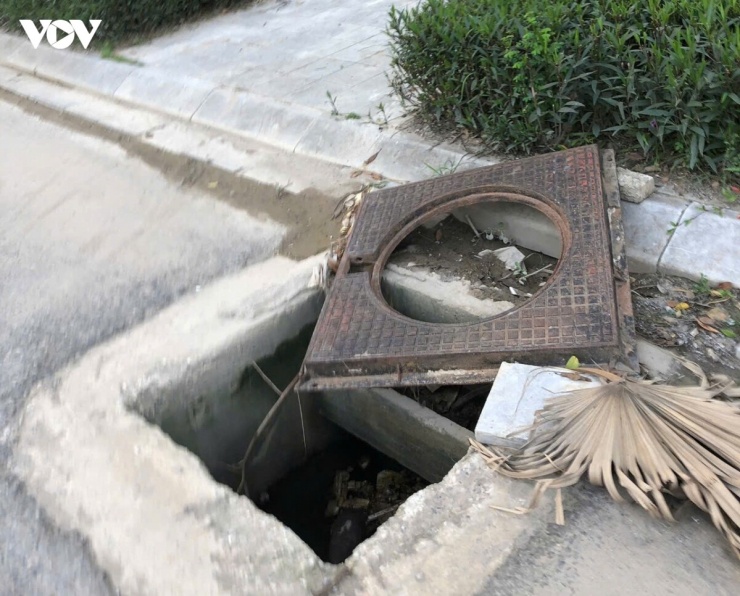 Hàng loạt nắp cống hư hỏng trên đường Phạm Tu, người dân kiến nghị sớm xử lý