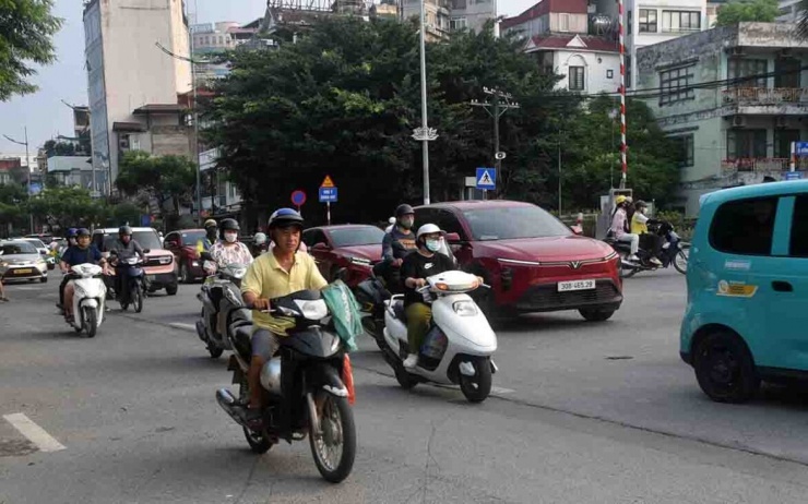Theo ghi nhận của phóng viên, trước cổng Công viên Thống Nhất trên đường Lê Duẩn, mặt đường từng bị cắt dọc để thi công hạ tầng ngầm. Chỉ sau thời gian ngắn đưa vào sử dụng, phần nhựa hoàn trả đã lún thấp hơn mặt đường vài centimet, tạo thành rãnh kéo dài.