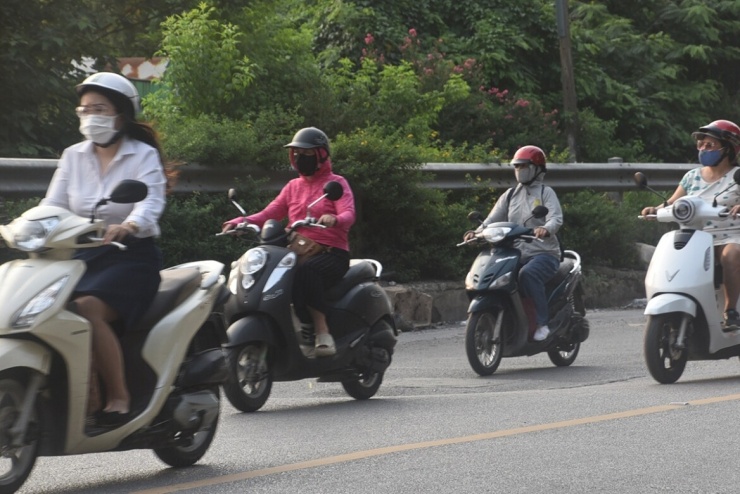 Với mật độ phương tiện lưu thông lớn, đặc biệt là xe tải và xe buýt, mặt đường ngày càng lồi lõm, các phương tiện khi đi qua phải giảm tốc hoặc tránh sang làn khác.