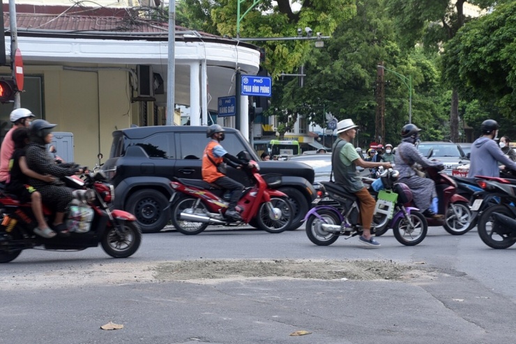 Trên phố Hàng Giấy, sau khi sửa chữa hố ga, đơn vị thi công chỉ trát vữa sơ sài, vật liệu xây dựng còn vương vãi trên mặt đường. Bề mặt gồ ghề cùng cát, vữa rơi vãi không chỉ gây mất mỹ quan mà còn tiềm ẩn nguy cơ trơn trượt đối với người tham gia giao thông.
