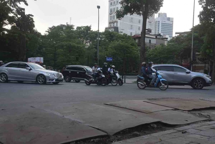 Dọc tuyến Hàng Cót đến Lương Văn Can, công trình thi công hệ thống cấp nước sạch vẫn đang được triển khai. Nhiều hố đào được che chắn bằng các tấm thép để phương tiện lưu thông tạm thời. Tuy nhiên, nhiều tấm thép bị cong vênh, chênh cao so với mặt đường, khiến xe máy đi qua dễ bị mất lái, đặc biệt vào ban đêm hoặc khi trời mưa.