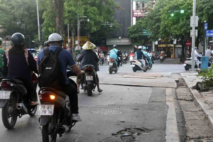 Nhiều tấm thép bị cong vênh, chênh cao so với mặt đường, khiến xe máy đi qua dễ bị mất lái, đặc biệt vào ban đêm hoặc khi trời mưa.