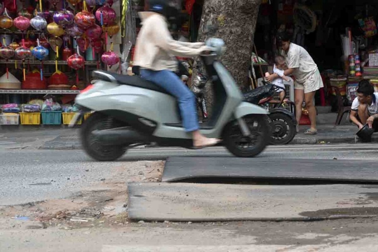 Bà Quách Thị Phương (Số 29 Hàng Mã, Hà Nội) bức xúc: "Đấy là họ đào ống nước, chắc là của nhà máy nước. Cứ vài hôm lại đào lên xong lấp, không biết làm cái gì. Lấp xuống xong hôm sau lại đào lên. Tôi chả hiểu sao các đơn vị nhà nước không phối hợp với nhau. Cùng với đường này, người ta lát đường xong thì lại bắt đầu đào lên không kết hợp được với nhau".