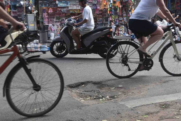 Nói về hiện trạng tuyến đường bà Phạm Thị Yến (số 30 Hàng Mã) nói: "Đào xuống xong lại lấp đi xong lại đào hai ba ngày lấp xong rồi lại đào...Có tai nạn xảy ra rồi. Ban ngày người ta nhìn đã còn né được. Buổi tối là không ai tránh né được. Hôm nọ xảy ra hai xe đâm vào nhau rồi ngã. Xe này đi lên xe này đến đây là tránh cái kia là không có chỗ mà phụ nữ chới với yếu là ngã. Mấy lần đã xảy ra chỗ đấy rồi. Bên cạnh đó, bụi mù mịt, ngày nào cũng phải tưới nước. Tháng này riêng tiền nước gần 400.000 đồng, chủ yếu để tưới đường".