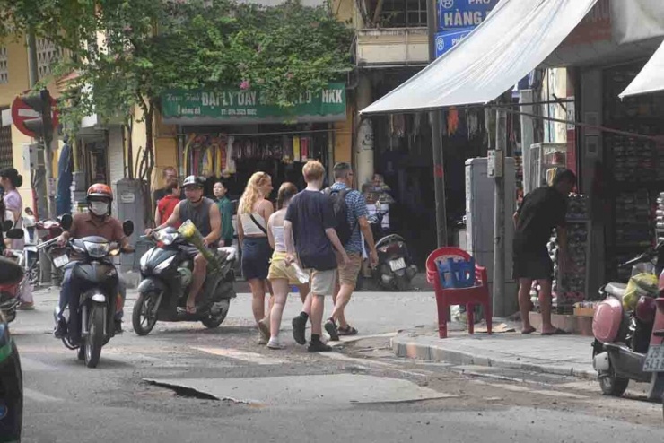 Đây là khu vực đông đúc rất đông khách nước ngoài đi lại. Người dân mong muốn các đơn vị thi công đẩy nhanh tiến độ, phối hợp đồng bộ và hoàn trả mặt đường đúng tiêu chuẩn để tránh tình trạng "đào lên, lấp xuống" kéo dài, gây ảnh hưởng đến cuộc sống và việc đi lại của người dân Thủ đô.