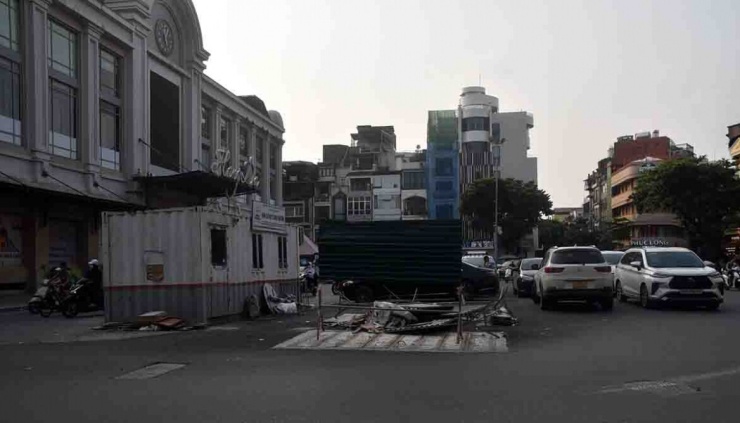 Tại khu vực ngã tư Hàng Da, dù việc hoàn trả mặt đường đã hoàn tất và thảm nhựa từ khá lâu, một nhà điều hành bằng container vẫn chưa được di chuyển, chiếm dụng một phần không gian giao thông chiếm tại nút giao có lưu lượng phương tiện đông đúc.