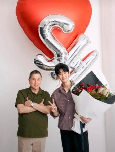 Kim Soo Hyun nở nụ cười trong lần đầu xuất hiện sau hơn một năm
