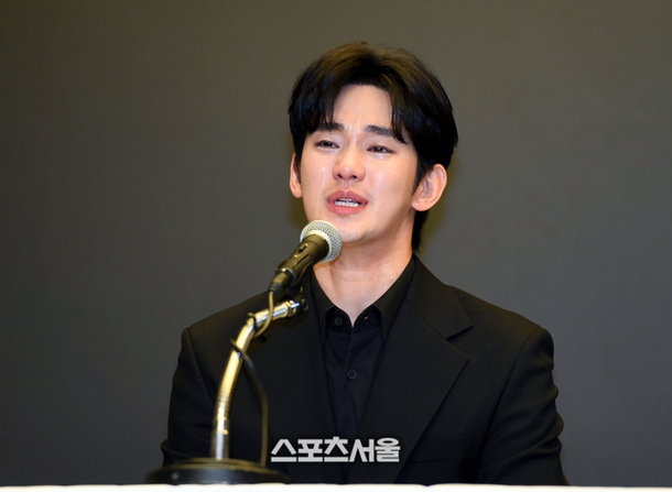 Vụ bê bối hẹn hò với nữ diễn viên quá cố Kim Sae Ron kéo sự nghiệp của Kim Soo Hyun xuống thê thảm