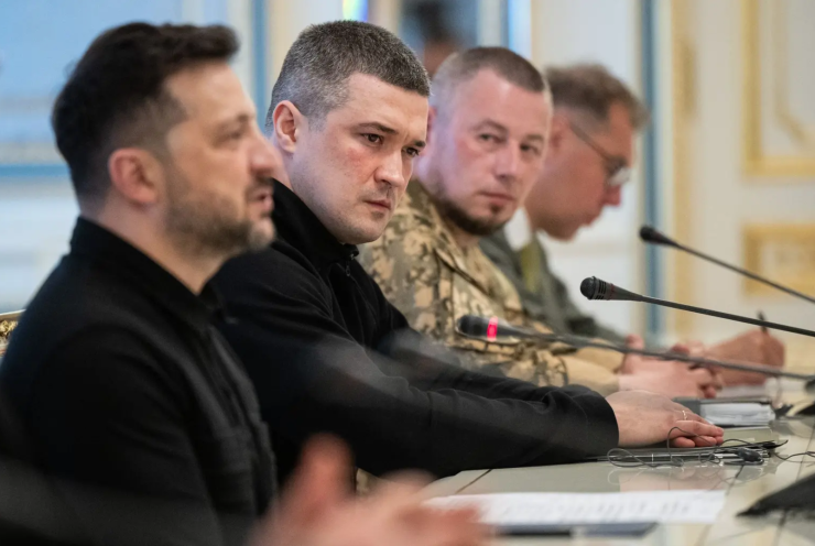 Bộ trưởng Quốc phòng Fedorov ngồi cạnh Tổng thống Zelensky trong cuộc họp với phái đoàn Đức tại Kiev hồi tháng 5/2026. Ảnh: GI.