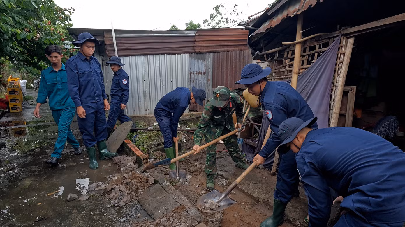 Lực lượng chức năng tiến hành khai quật vị trí nghi có liệt sĩ hy sinh.