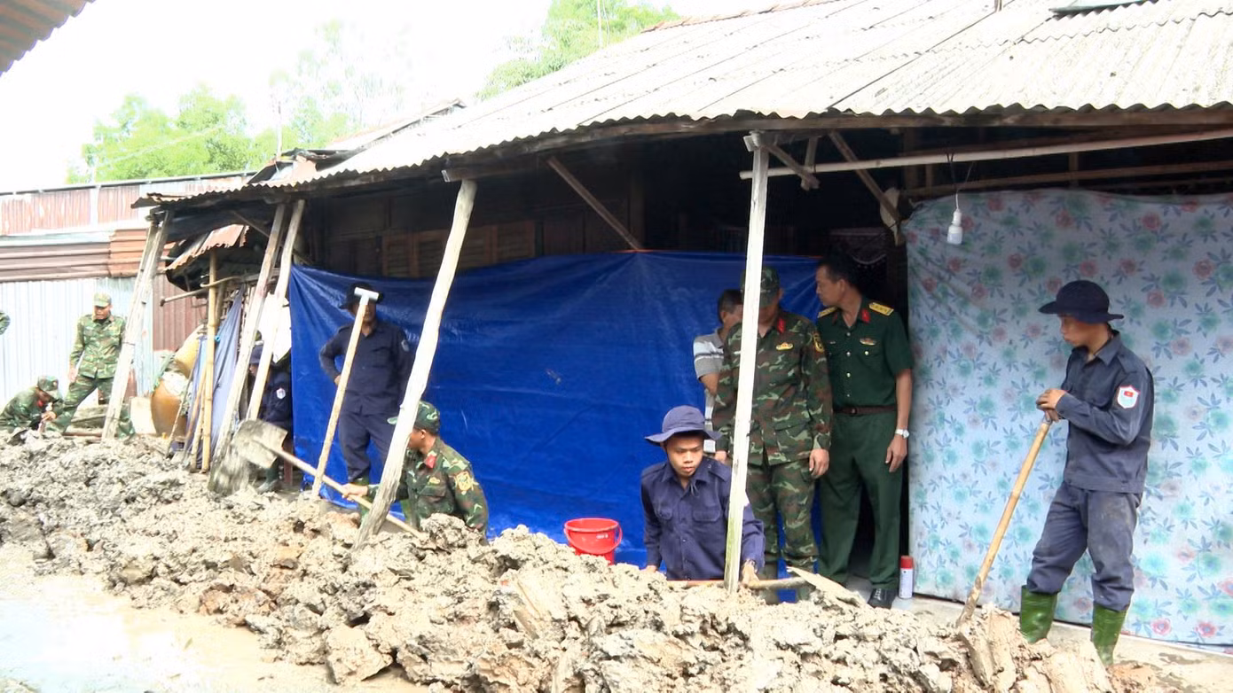 Khai quật 2 vị trí nghi mộ chôn tập thể 12 liệt sĩ - 6