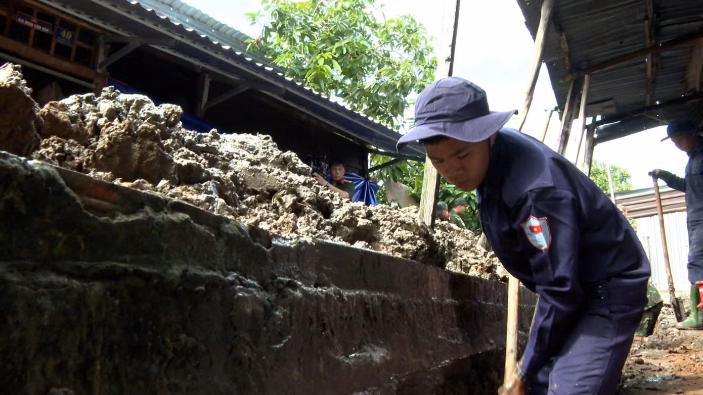 Khai quật 2 vị trí nghi mộ chôn tập thể 12 liệt sĩ - 4