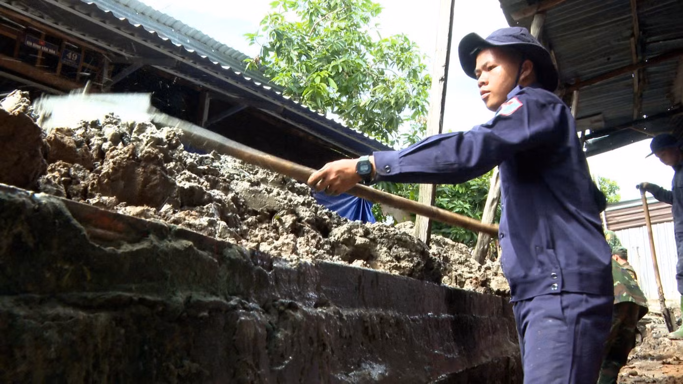Khai quật 2 vị trí nghi mộ chôn tập thể 12 liệt sĩ - 5