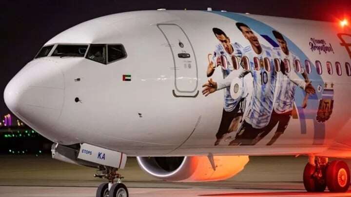 Nhà giàu xem World Cup bằng chuyên cơ riêng. (Ảnh: Remezcla)