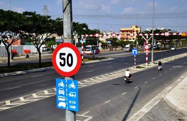 Theo Hiệp hội Vận tải ô tô Việt Nam, nhiều mơi cắm biển báo tốc độ còn bất hợp lý, gây khó khăn cho người điều khiển phương tiện giao thông. Ảnh minh hoạ: VGP.