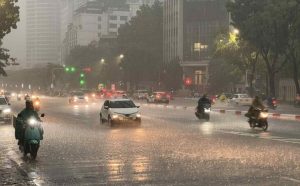 Cảnh báo dông lốc khu vực nội thành Hà Nội