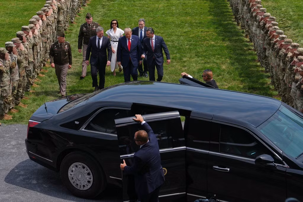 Tổng thống Donald Trump đi cùng Bộ trưởng Lục quân Dan Driscoll, Thượng nghị sĩ Dave McCormick và Bộ trưởng Chiến tranh Pete Hegseth khi ông đến Trường Cao đẳng Chiến tranh Lục quân Mỹ ở Pennsylvania ngày 15/7. (Ảnh: AP)