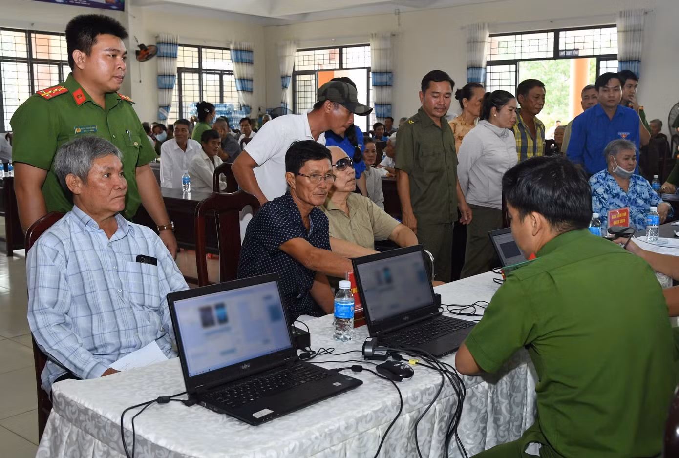 Ông Huỳnh Văn Nhỏ và ông Huỳnh Văn Mười ở xã Vàm Cỏ, tỉnh Tây Ninh đã lấy mẫu ADN phục vụ công tác giám định. Ảnh: Nguyễn Tiến