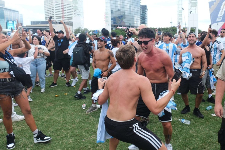 Các CĐV Argentina ăn mừng bên ngoài sân vận động. Ảnh: AP.