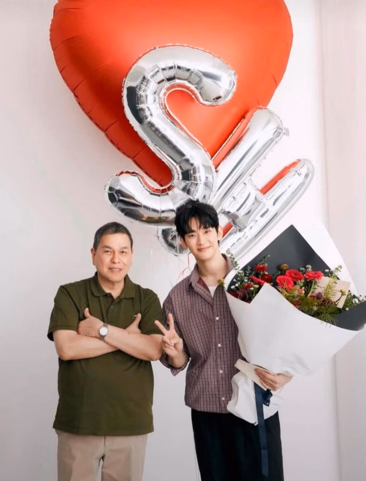 Kim Soo Hyun chính thức trở lại giới giải trí sau 16 tháng đóng băng hoạt động.