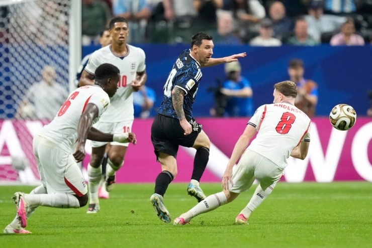 Tiền đạo Lionel Messi đỡ bóng giữa vòng bay của ba cầu thủ Anh trong trận Argentina thắng ngược 2-1 ở bán kết World Cup 2026 trên sân Atlanta, Mỹ ngày 15/7. Ảnh: AP