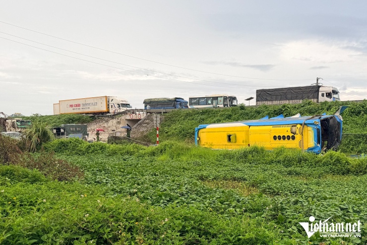 Hà Nội: Hiện trường vụ ô tô khách lao khỏi cao tốc Pháp Vân - Cầu Giẽ, 4 người tử vong - 1