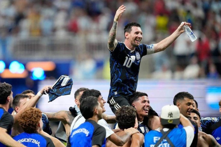 Đồng đội cõng Lionel Messi sau chiến thắng trước Anh ở bán kết World Cup ngày 15/7. Ảnh: AP