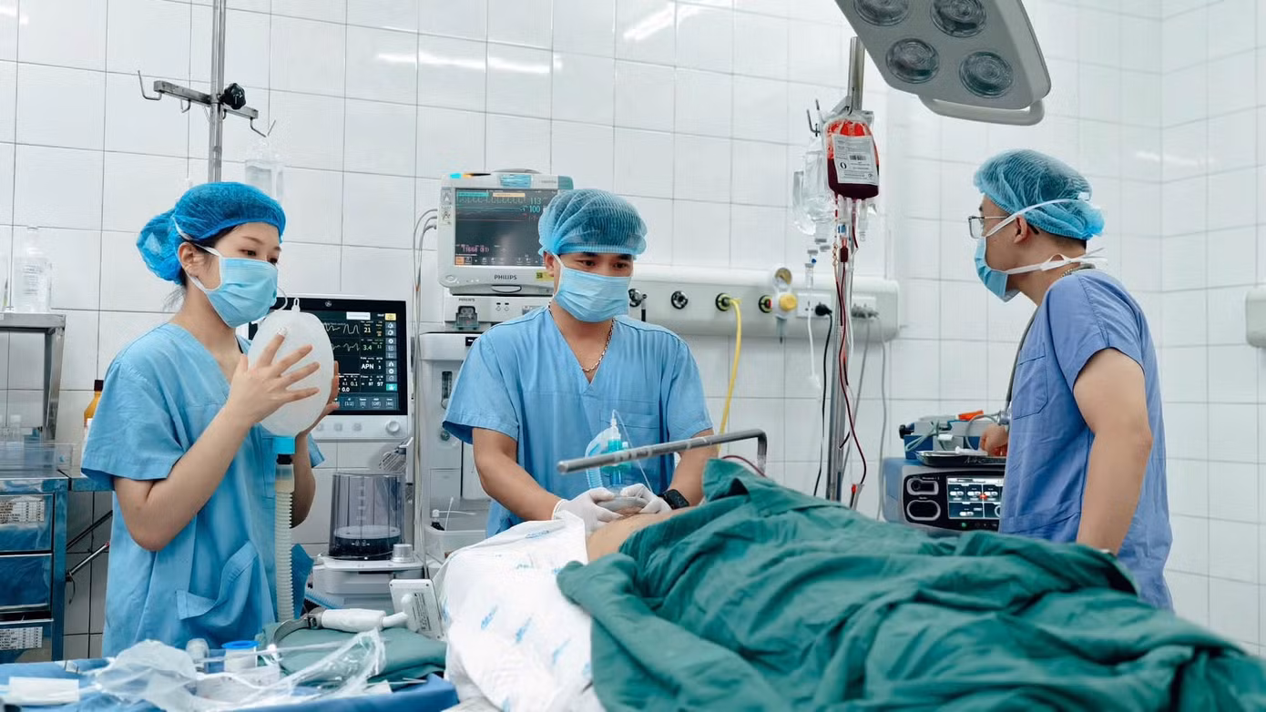 Các bác sĩ đang hồi sức cho bệnh nhân 54 tuổi.