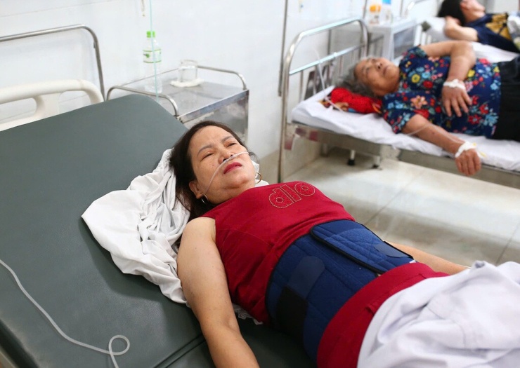 Bà Huyền tại Bệnh viện Đa khoa Thường Tín. Ảnh: Việt An