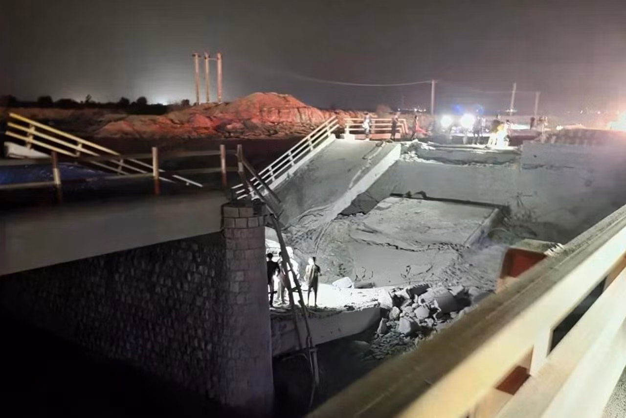 Hình ảnh một cây cầu bị hư hại sau các cuộc không kích của Mỹ, tại tỉnh Hormozgan, Iran hôm thứ Năm. Nguồn: IRIB