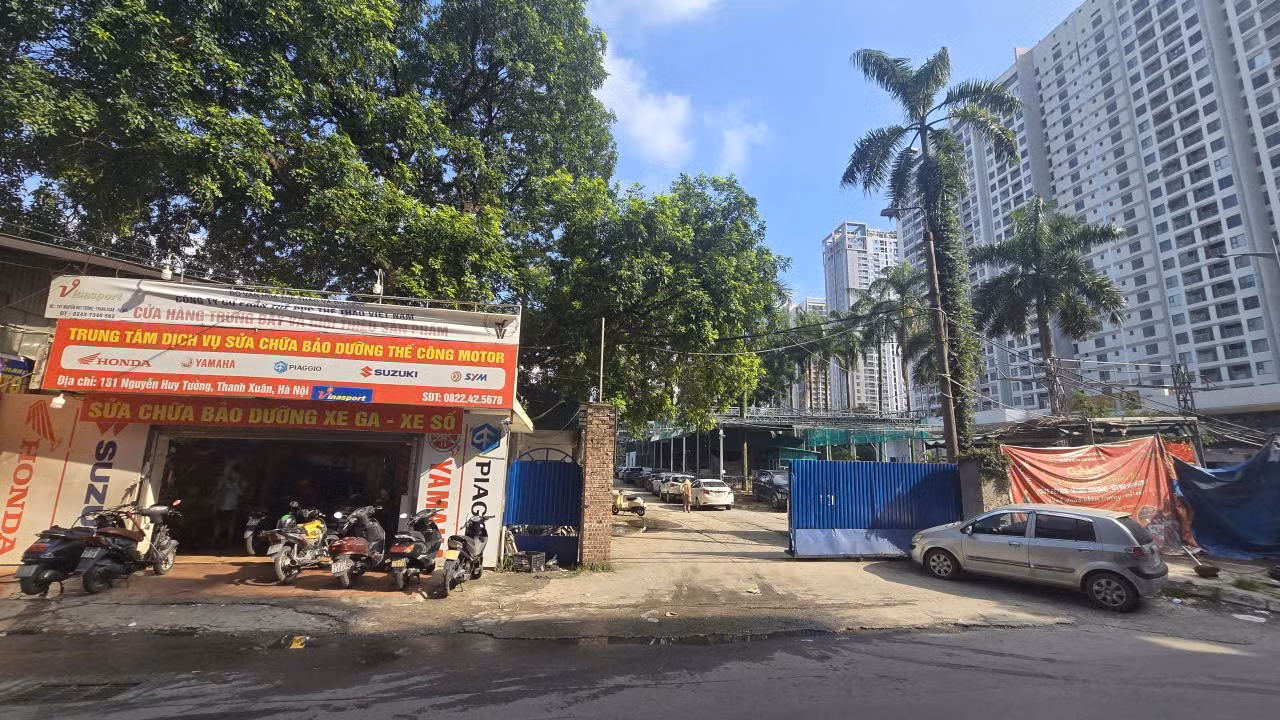 Đây là một trong những vị trí đất có diện tích lớn tại trung tâm phường Thanh Xuân. Tuy nhiên, khu đất này thời gian qua phát sinh nhiều diễn biến phức tạp về quản lý sử dụng đất và trật tự xây dựng, tiềm ẩn nguy cơ mất an ninh trật tự tại địa phương. Ghi nhận thực tế, khu vực này bị biến tướng, chuyển đổi mục đích sử dụng sang hoạt động kinh doanh các dịch vụ thương mại như bãi trông giữ xe và khu vực họp chợ cóc tự phát.