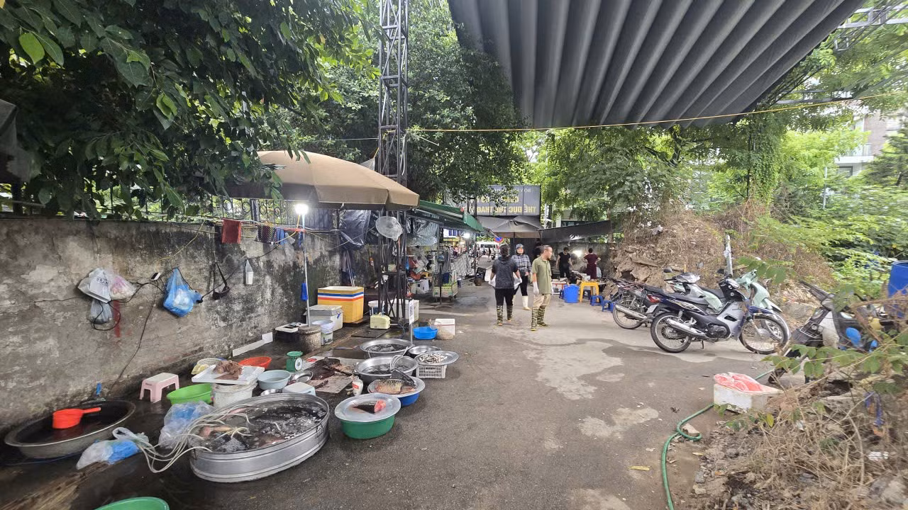 Tại khu vực đất này, hoạt động họp chợ tự phát của một số hộ kinh doanh cũng gây ảnh hưởng đến trật tự đô thị và công tác đảm bảo vệ sinh môi trường xung quanh.