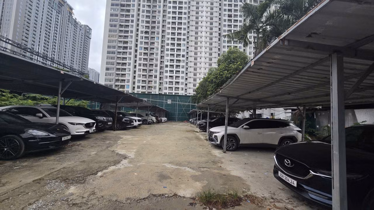 Một phần lớn diện tích tại đây đã bị biến tướng thành bãi trông giữ xe quy mô lớn. Toàn bộ khu vực này được quây tôn, dựng mái che bán kiên cố nhằm phục vụ lượng phương tiện lớn từ các khu vực lân cận đổ về.
