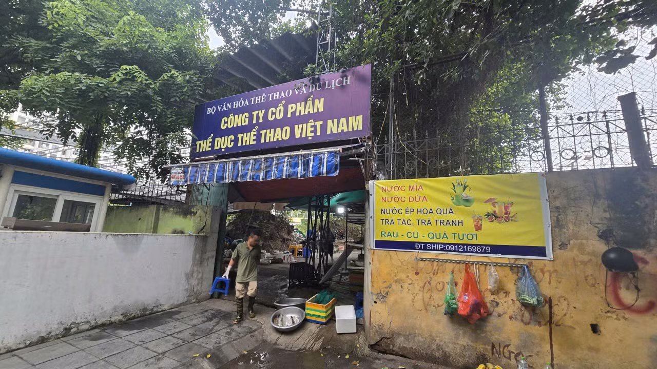 Trước các sai phạm kéo dài, UBND phường Thanh Xuân đã áp dụng đồng bộ nhiều biện pháp ngăn chặn nghiêm khắc theo quy định pháp luật. Ngày 30/7/2025, UBND phường ban hành Quyết định số 356/QĐ-UBND áp dụng biện pháp yêu cầu ngừng cung cấp dịch vụ điện, nước đối với công trình vi phạm tại đây. Trên cơ sở đó, Công ty cổ phần VIWACO đã ngừng cung cấp dịch vụ nước từ ngày 07/8/2025 và Công ty Điện lực Hà Đông ngừng cung cấp dịch vụ điện từ ngày 02/10/2025.
