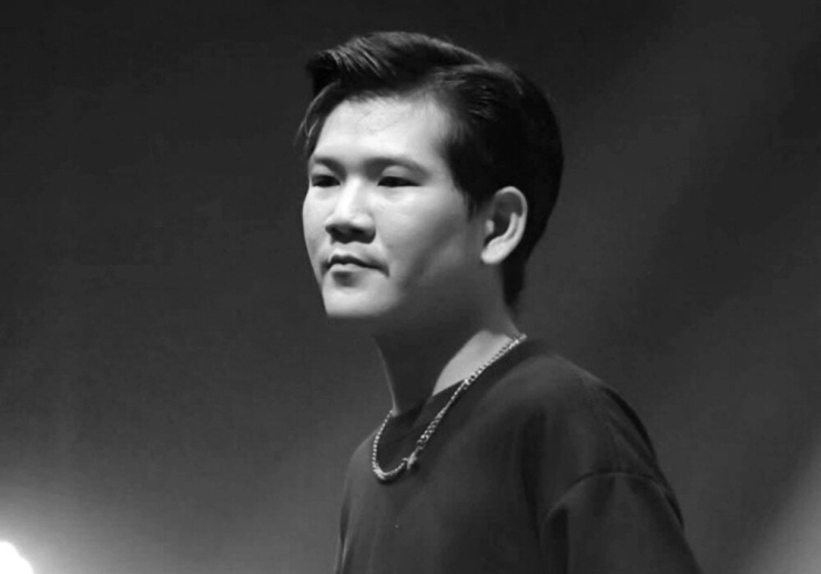Ca sĩ Din - giọng ca chính của ban nhạc Tosakan qua đời sau vài ngày cấp cứu điều trị bỏng. 