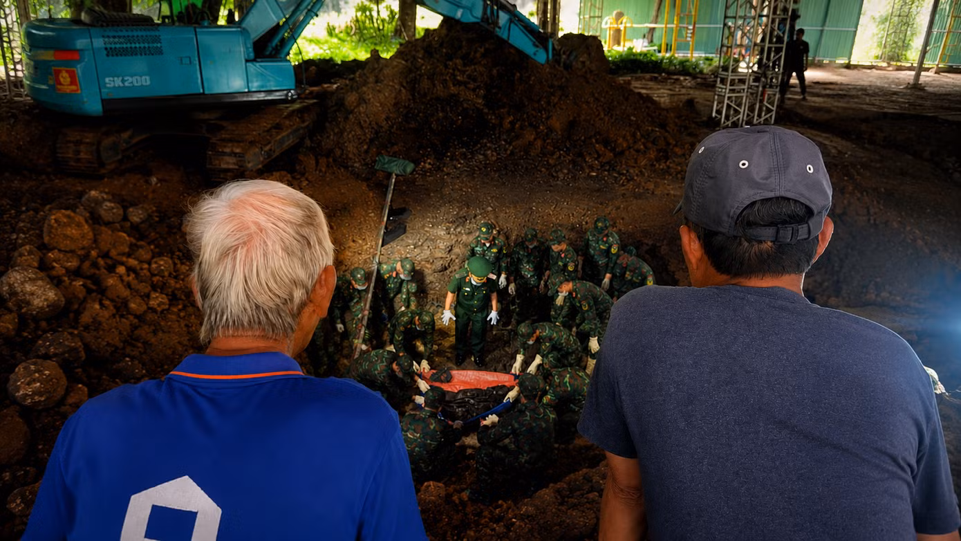 Ông Nguyễn Văn Định (trái) và ông Phạm Văn Mưa theo dõi từng đợt khai quật, dõi theo hành trình tìm kiếm, quy tập hài cốt liệt sĩ tại công viên Lê Thị Riêng. Ảnh: Nguyễn Tiến